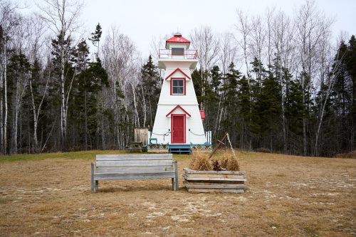 Lieu,Pointe Duthie,Saison,Automne,Eau,Phare,Milieu naturel,Forêt,Baie-des-Chaleurs,Région,MRC Bonaventure,New Richmond,Jour,Temps